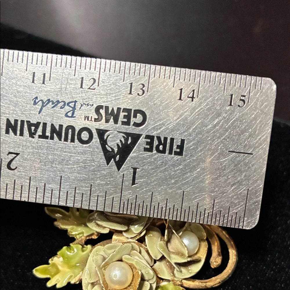 Elegant vintage Floral Pearl Brooch
